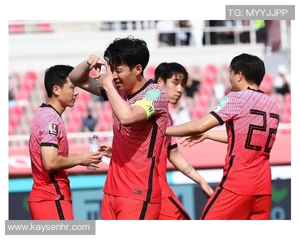 足球明星咬指甲高清图片展现紧张时刻与心理状态的完美结合